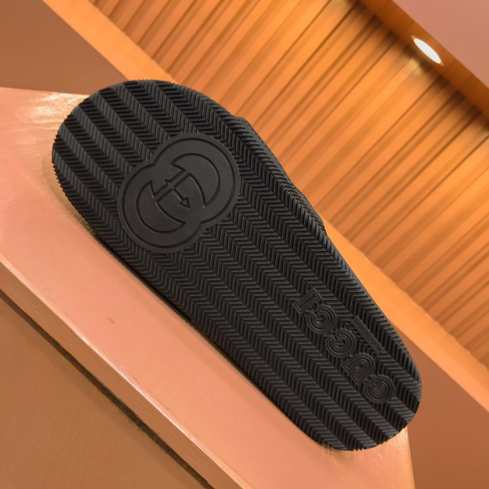 G*u*i slippers